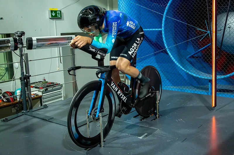 Interacción de Ciclista y bicicleta durante un estudio de aeródinámica en un tunel de viento