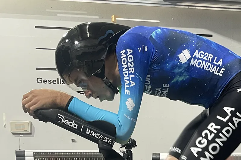 Ciclista realizando un estudio de aeródinámica en un tunel de viento