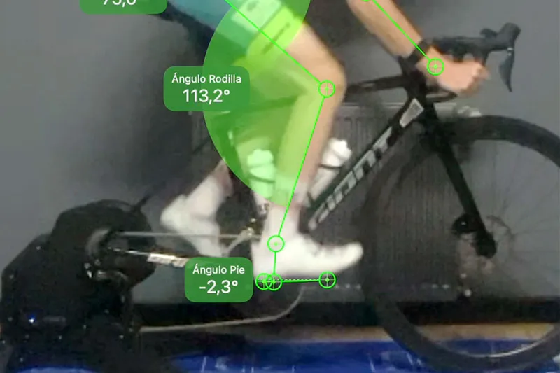 Evaluación de la Dirección y fuerza del pedaleo de un ciclista sobre la bicicleta durante un Análisis de pedalada