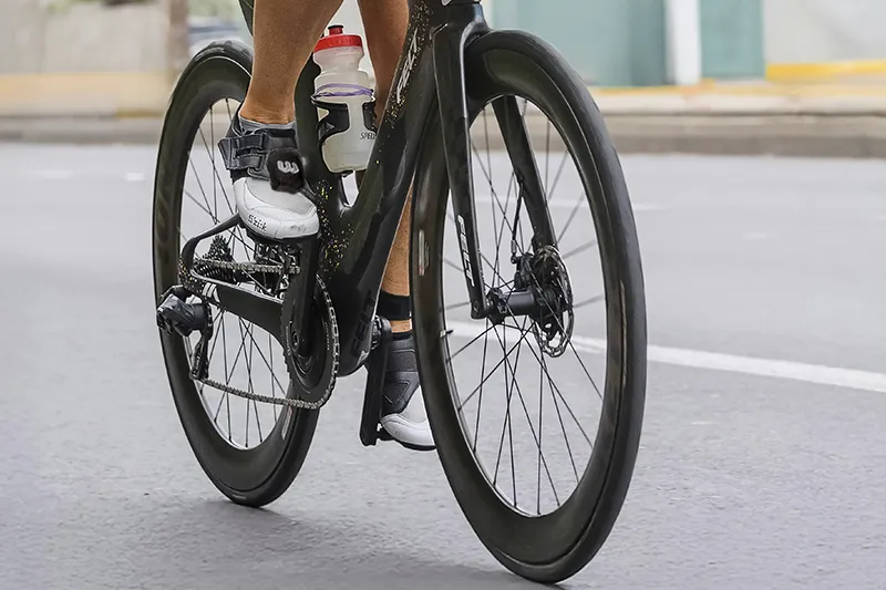 Ciclista pedaleando en bicicleta con un sensores de inercia en el pi para realizar un Análisis de pedalada