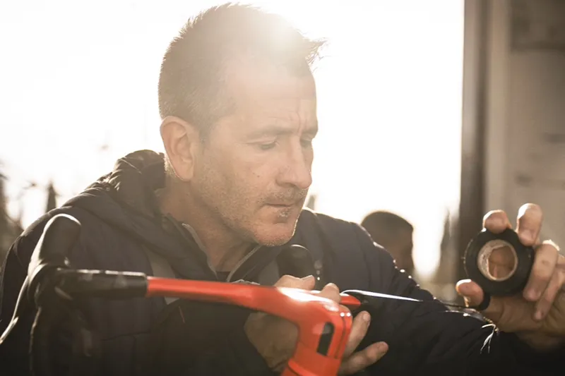 Luis Lamas Vázquez, Biomecánico Deportivo y Mecánico del equipo ciclista Decathlon – CMA CGM, realizando ajustes en el manillar de una bicicleta