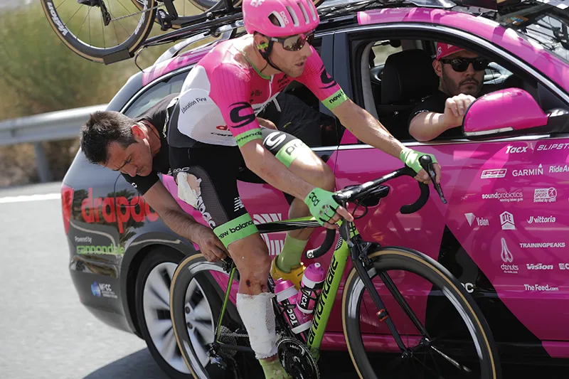 Luis Lamas Vázquez, Biomecánico Deportivo y Mecánico del equipo Decathlon – CMA CGM, realizando ajustes en los frenos de una bicicleta durante una carrera ciclista