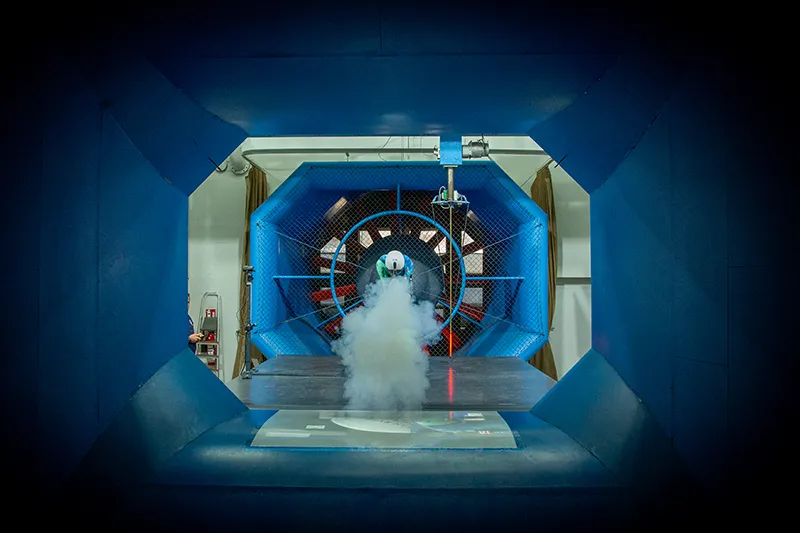 Ciclista realizando pruebas de resistencia aerodinámica bajo la supervisión de Luis Lamas Vázquez, Biomecánico Deportivo y Mecánico del equipo Decathlon – CMA CGM