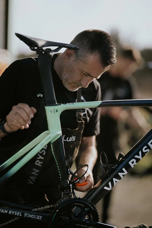 Luis Lamas Vázquez, Biomecánico Deportivo y Mecánico del equipo ciclista Decathlon – CMA CGM, realizando trabajos de mantenimiento integral de bicicletas