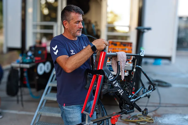 Luis Lamas Vázquez, Biomecánico Deportivo y Mecánico del equipo ciclista Decathlon – CMA CGM, reparando una bicicleta