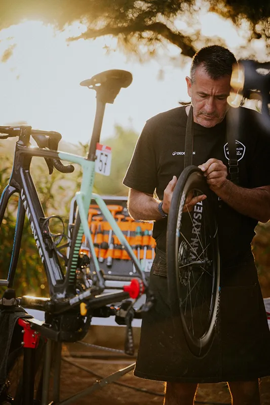 Luis Lamas Vázquez, Biomecánico Deportivo y Mecánico del equipo ciclista Decathlon – CMA CGM, realizando trabajos de mantenimiento integral de bicicletas