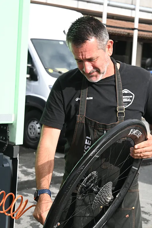 Luis Lamas Vázquez, Biomecánico Deportivo y Mecánico del equipo ciclista Decathlon – CMA CGM, realizando trabajos de mantenimiento integral de bicicletas