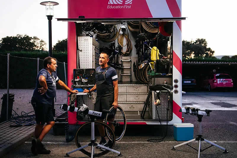 Luis Lamas Vázquez, Biomecánico Deportivo y Mecánico, junto a un compañero del equipo ciclista Education First