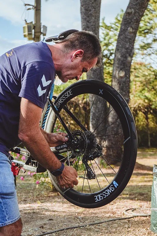 Luis Lamas Vázquez, Biomecánico Deportivo y Mecánico del equipo ciclista Decathlon – CMA CGM, realizando ajustes en el cambio de una bicicleta