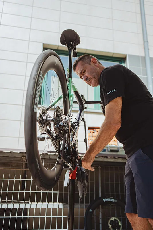 Luis Lamas Vázquez, Biomecánico Deportivo y Mecánico del equipo ciclista Decathlon – CMA CGM, ajustando el cambio de una bicicleta