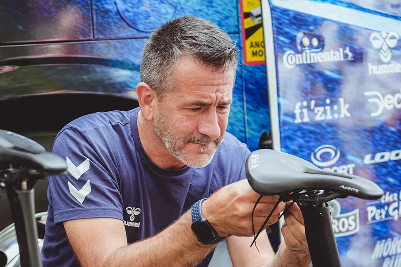 Luis Lamas Vázquez, Biomecánico Deportivo y Mecánico del equipo ciclista Decathlon – CMA CGM, ajustando el sillín de una bicicleta