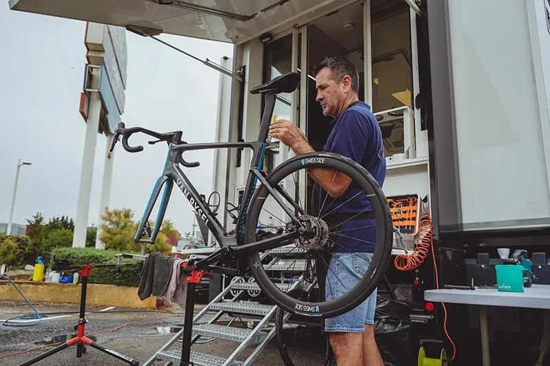 Luis Lamas Vázquez, Biomecánico Deportivo y Mecánico del equipo ciclista Decathlon – CMA CGM, realizando trabajos de mantenimiento de una bicicleta