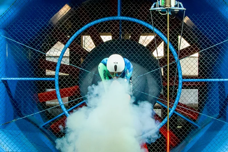 Ciclista realizando pruebas de resistencia aerodinámica sobre la biciclieta, bajo la supervisión de Luis Lamas Vázquez, Biomecánico Deportivo y Mecánico del equipo Decathlon – CMA CGM