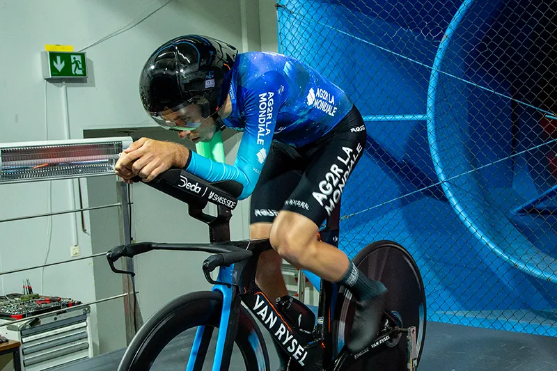 Comprobación de la Distribución de la carga de un ciclista sobre la bicicleta durante un estudio de Biomecánica