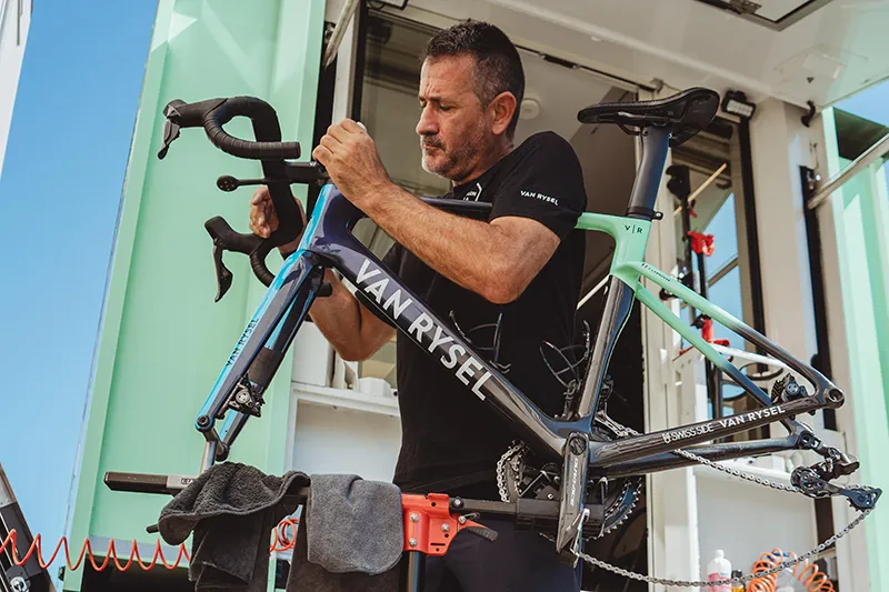 Luis Lamas Vázquez realizando la personalización de bicicletas tras un estudio de Biomecánica ciclista