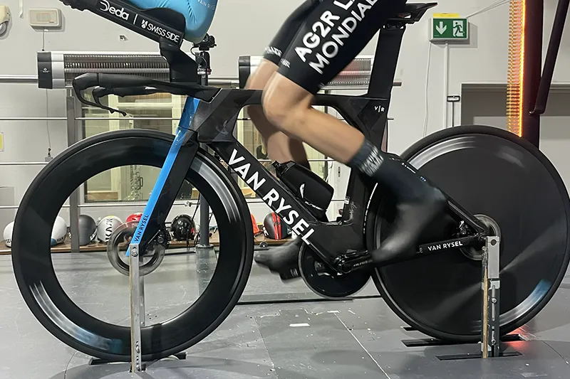 Evaluación de la Técnica de pedaleo sobre la bicicleta de un ciclista durante un estudio de Biomecánica