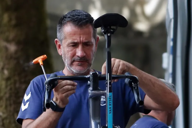Ergonomia ciclista - Luis Lamas Vázquez realizando Ajustes a medida en el manillar de una bicicleta