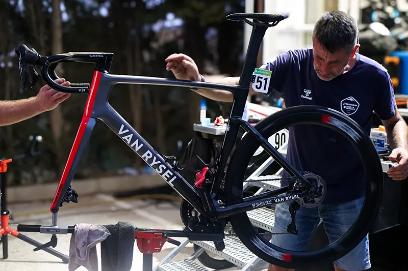 Luis Lamas Vázquez realizando la evaluación durante Mantenimiento integral de bicicletas