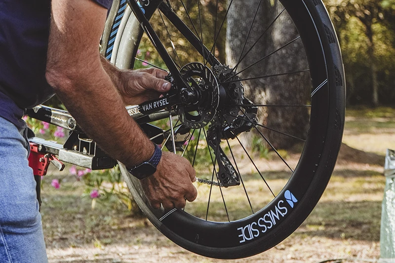 Luis Lamas Vázquez revisando Rodamientos y componentes durante Mantenimiento integral de bicicletas