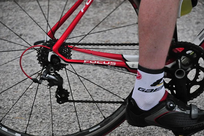 Luis Lamas Vázquez revisando Sistema de cambios durante Mantenimiento integral de bicicletas