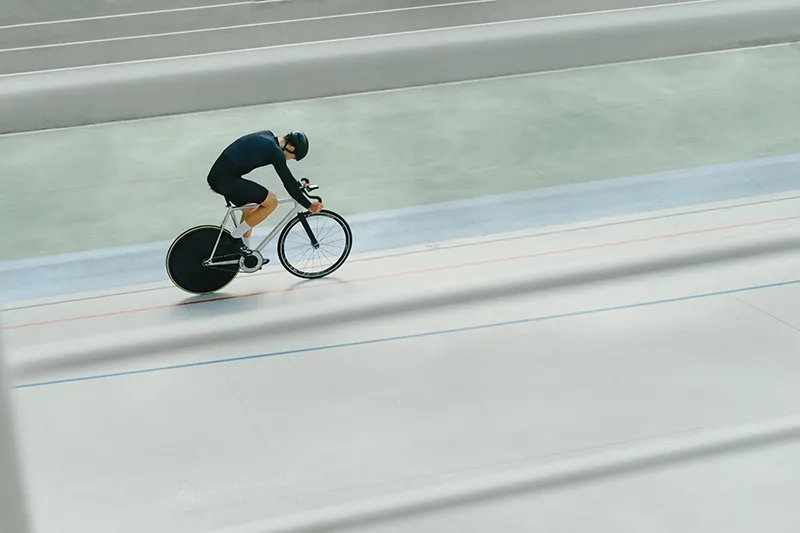 Grupo de ciclistas realizando Pruebas de bicicleta en velódromo
